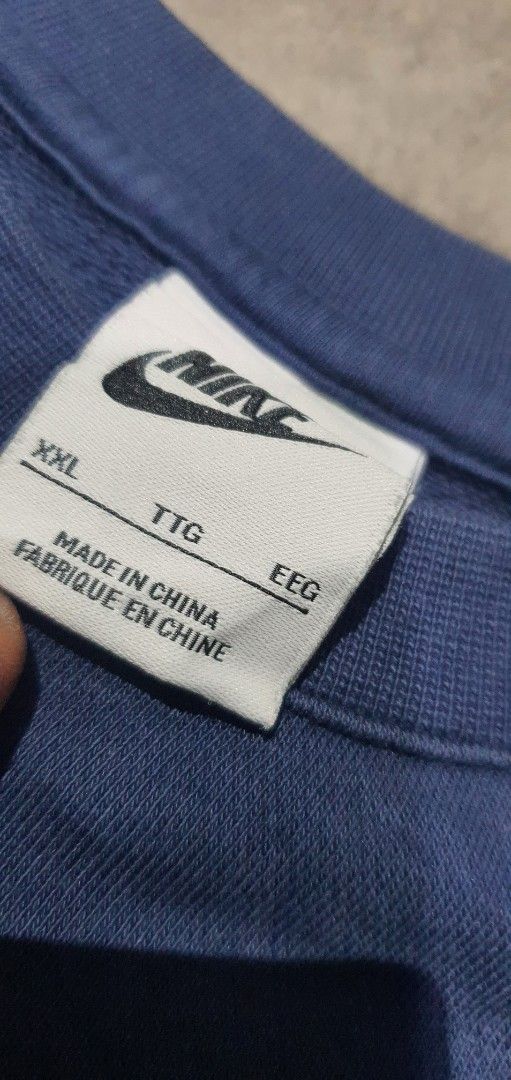 Nike Navy Blue Sweatshirt XXL (Category: Coats, Jackets and Outerwear) located in Laoag. Submitted by floydg_corpuz22 (Listing ID 1460798199, Image 2). Description: Navy blue Nike sweatshirt, size XXL. Features classic oval logo on front and small Nike logo on back. Made in China. Nayki crewneck embroidered Xxl 24x27 Excellent 450+sf.
