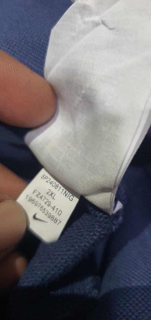 Nike Navy Blue Sweatshirt XXL (Category: Coats, Jackets and Outerwear) located in Laoag. Submitted by floydg_corpuz22 (Listing ID 1460798199, Image 3). Description: Navy blue Nike sweatshirt, size XXL. Features classic oval logo on front and small Nike logo on back. Made in China. Nayki crewneck embroidered Xxl 24x27 Excellent 450+sf.