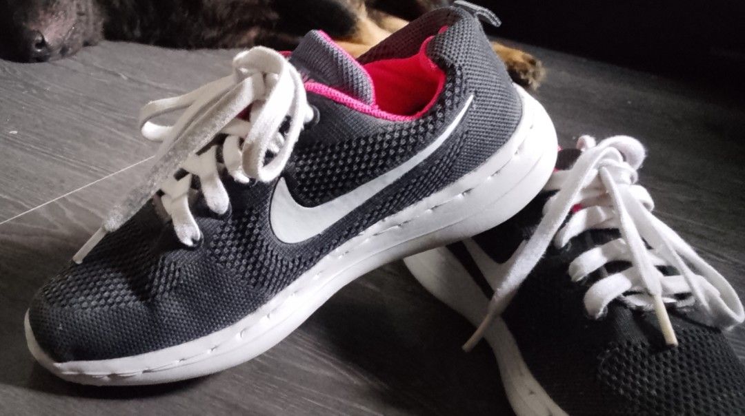 Nike size 7 women (Category: Casual Shoes) located in Bulacan. Submitted by changchang31 (Listing ID 1460776492, Image 2). Description: size 7 women .