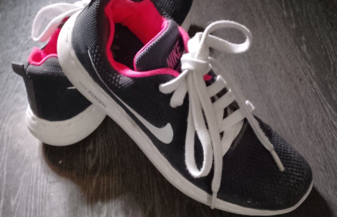 Nike size 7 women (Category: Casual Shoes) located in Bulacan. Submitted by changchang31 (Listing ID 1460776492, Image 1). Description: size 7 women .