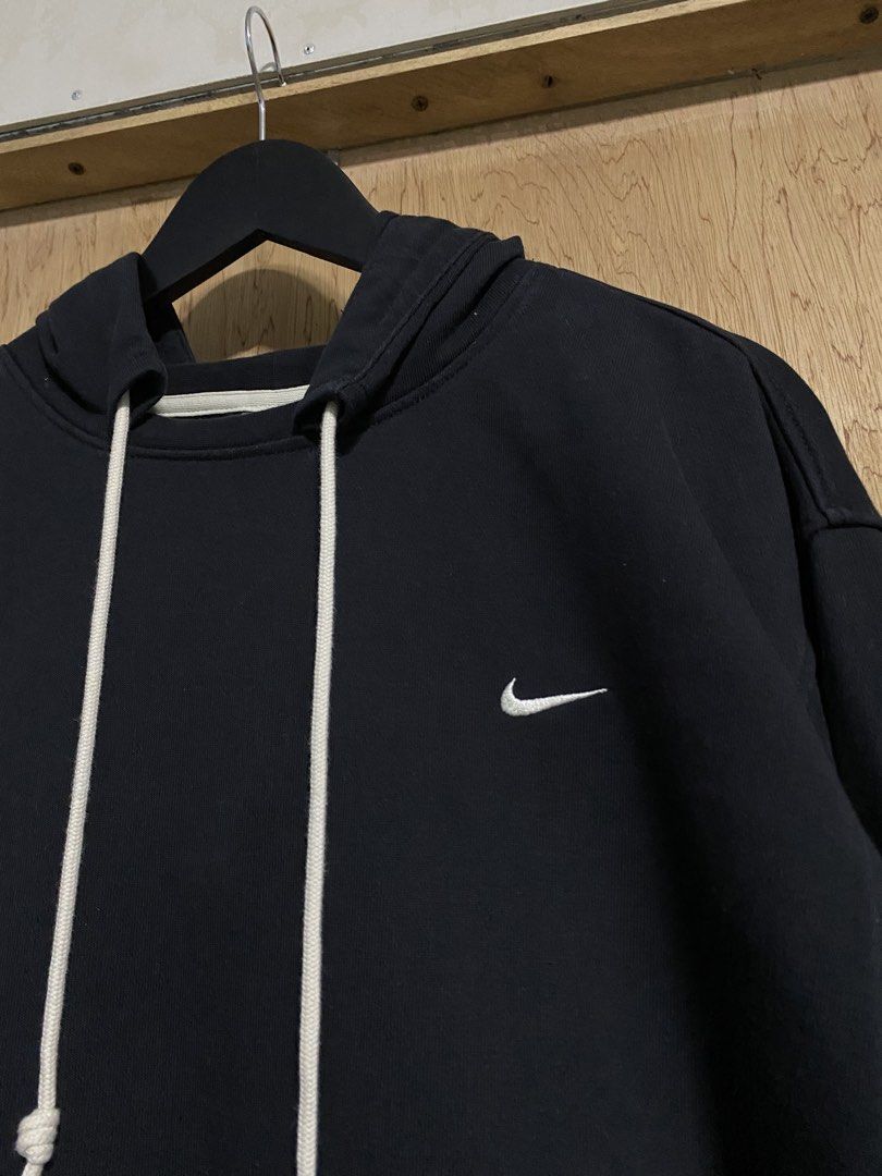 Nike Standard Issue Hoodie Black (Category: Hoodies) located in Manila. Submitted by callejage69430 (Listing ID 1460785524, Image 2). Description: 24 width 27 length - Black Nike Standard Issue Hoodie - Classic style with modern performance features - Kangaroo pocket with front zip detail - Adjustable drawstring hood - Ribbed cuffs and hem for a snug fit - Ideal for everyday wear.