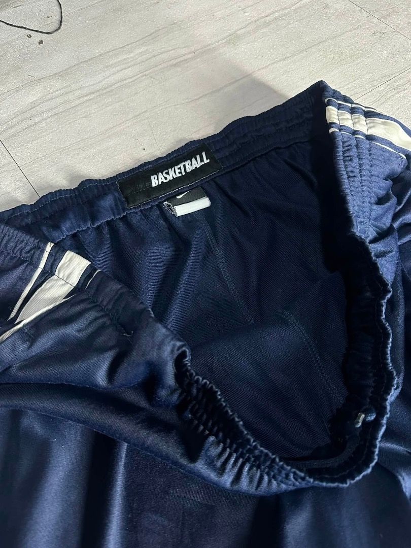 NIKE SWEATPANTS (Category: Joggers) located in Manila. Submitted by nb_thriftshop (Listing ID 1460898967, Image 3). Description: waist 30 to 44 length 44 leg hole 11 issue : burado n1ke logo need wash .