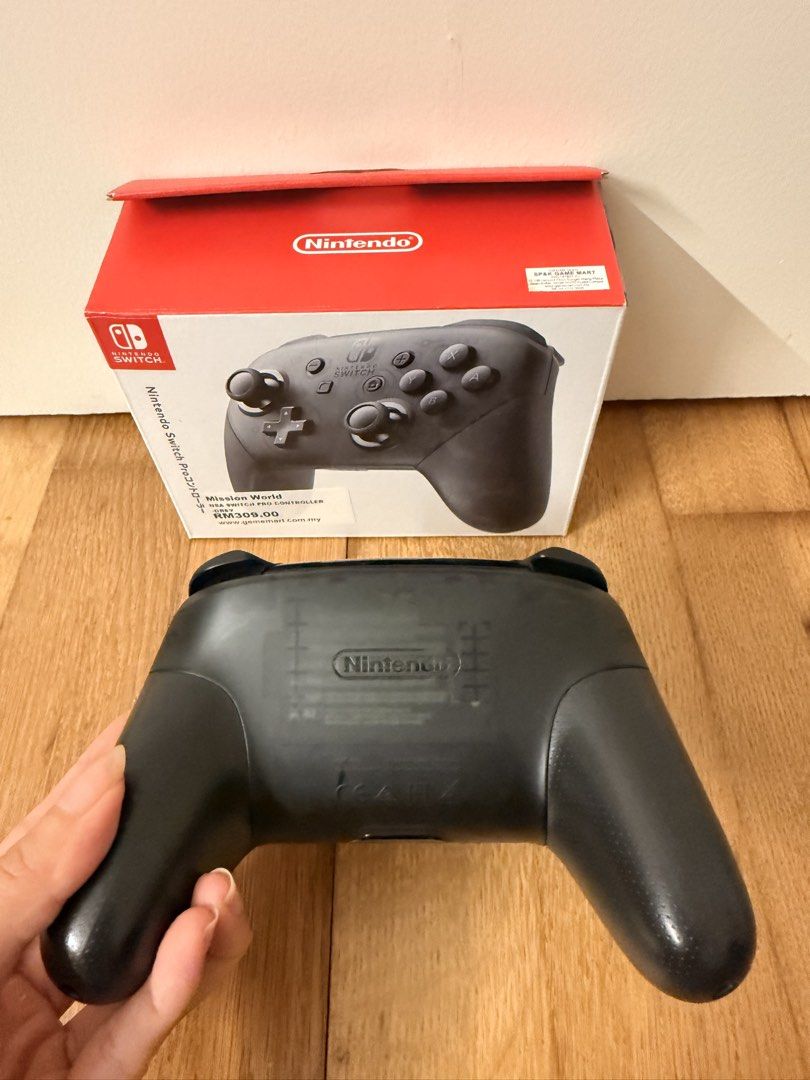 Nintendo Switch Pro Controller (Category: Controllers) located in Kuala Lumpur. Submitted by zenice88 (Listing ID 1460864337, Image 3). Description: Original price RM309.