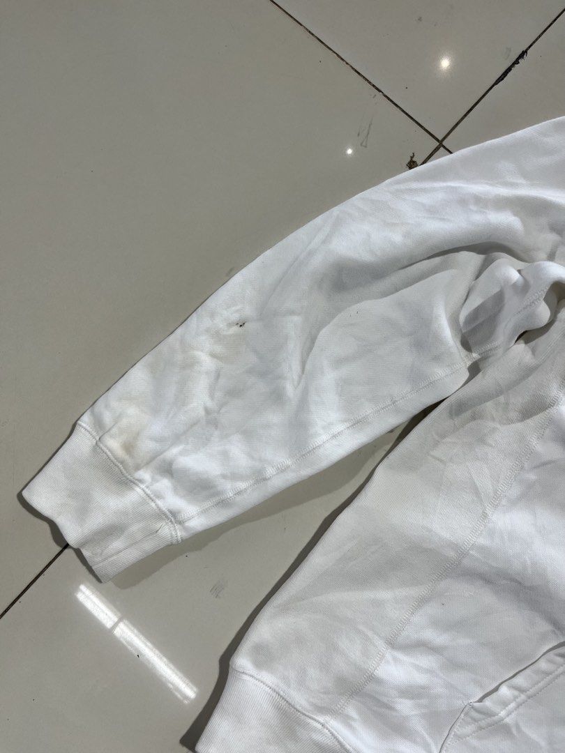 Noah Core Logo Hoodie (Category: Coats, Jackets and Outerwear) located in Valencia. Submitted by yaku_lux (Listing ID 1460727399, Image 3). Description: Noah Jacket L on tags Need wash See pics for Minor issues.