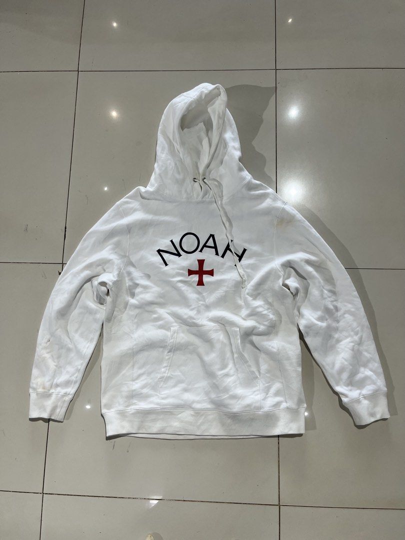Noah Core Logo Hoodie (Category: Coats, Jackets and Outerwear) located in Valencia. Submitted by yaku_lux (Listing ID 1460727399, Image 1). Description: Noah Jacket L on tags Need wash See pics for Minor issues.