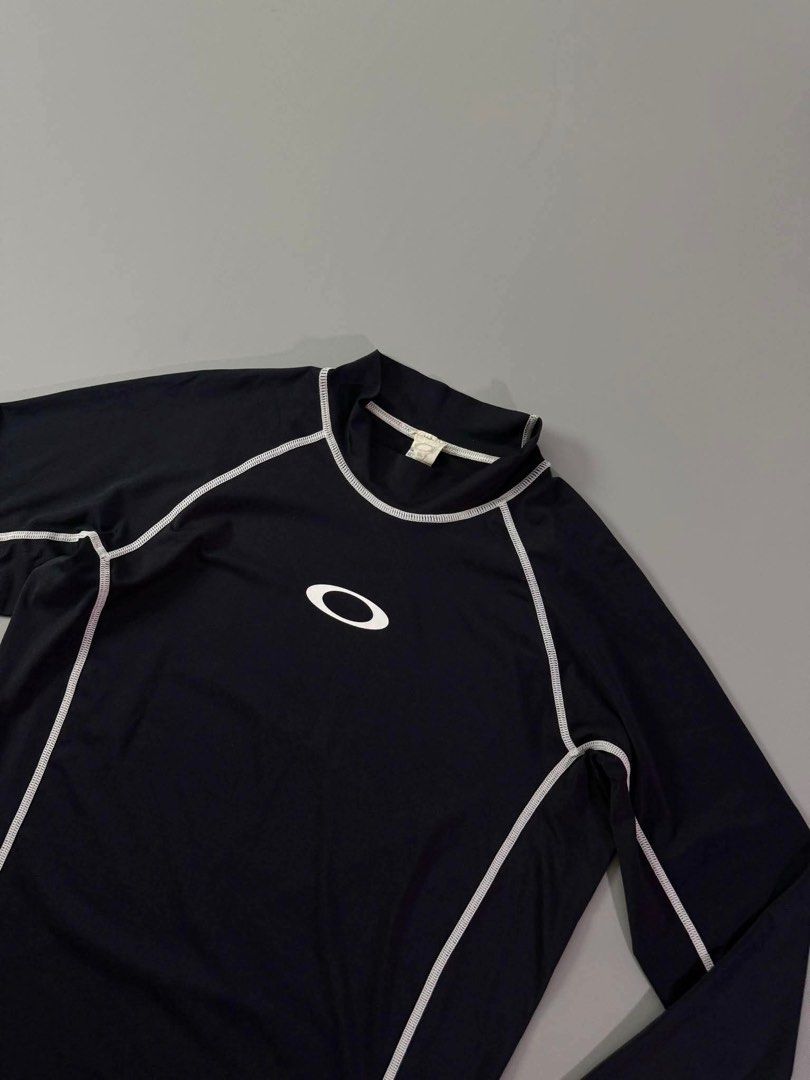 OAKLEY (Category: Activewear) located in Guagua. Submitted by sweetboyy (Listing ID 1460919343, Image 3). Description: OAKLEY EXCELLENT CONDITION / NO ISSUE SIZE LARGE ON TAG / DIMES L26 W22.
