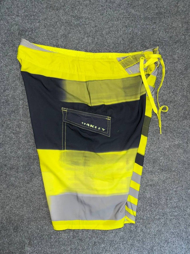 Oakley Boardshort (Category: Shorts) located in Getafe. Submitted by charlon_thrift (Listing ID 1460813284, Image 2). Description: For Sale♻️ Oakley Board Short💢 Waist 30-32 Length 20.5 Hem 11.5 Issue: Fadings sa print but still in excellent condition. 400+sf only Loc: Bohol📍.