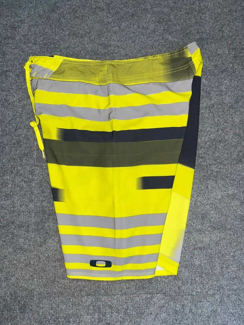 Oakley Boardshort (Category: Shorts) located in Getafe. Submitted by charlon_thrift (Listing ID 1460813284, Image 1). Description: For Sale♻️ Oakley Board Short💢 Waist 30-32 Length 20.5 Hem 11.5 Issue: Fadings sa print but still in excellent condition. 400+sf only Loc: Bohol📍.