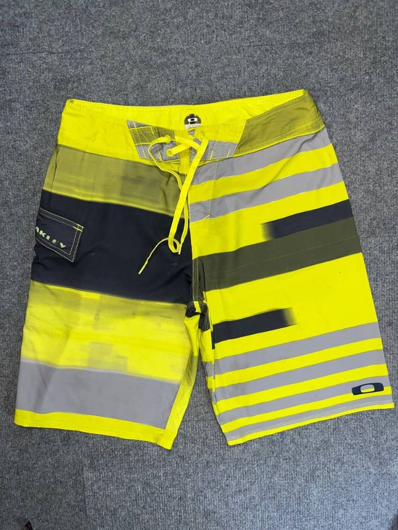 Oakley Boardshort (Category: Shorts) located in Getafe. Submitted by charlon_thrift (Listing ID 1460813284, Image 3). Description: For Sale♻️ Oakley Board Short💢 Waist 30-32 Length 20.5 Hem 11.5 Issue: Fadings sa print but still in excellent condition. 400+sf only Loc: Bohol📍.