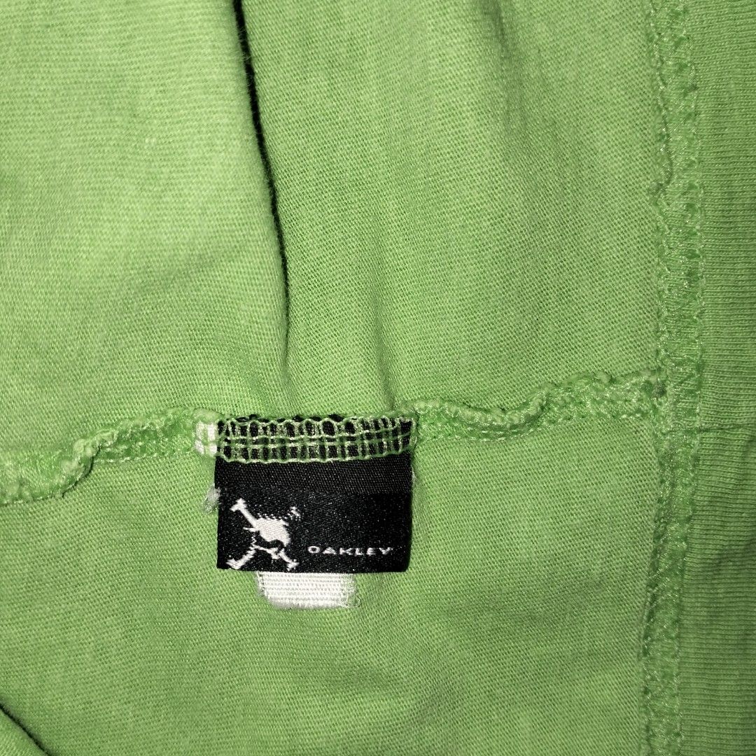 Oakley Green T-shirt (Category: Tshirts & Polo Shirts ) located in Manila. Submitted by ghst.thrift (Listing ID 1460738997, Image 3). Description: vintage/y2k Oakley ISSUE- HAIR LINE,STAIN,PIN HOLE.