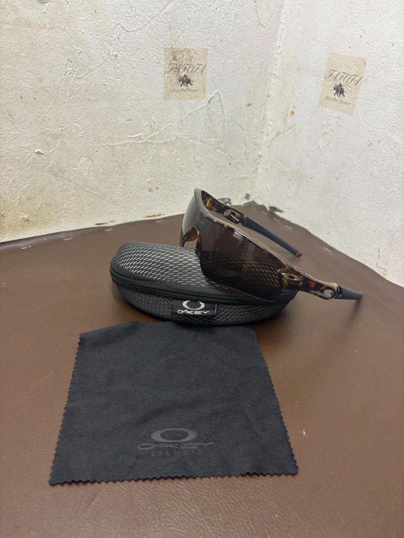 Oakley Sport Shield Sunglasses – Tortoise Shell Frame w/ Case (Category: Packaged & Instant Food) located in Bacoor. Submitted by fafofa (Listing ID 1460851386, Image 2). Description: Oakley Sport Shield Sunglasses – Tortoise Shell Frame w/ Case.