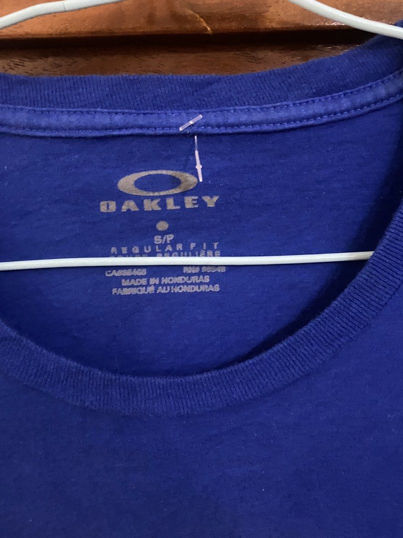 OAKLEY TEE (Category: Activewear) located in Cavite. Submitted by gedom (Listing ID 1460920507, Image 3). Description: Oakley tee Size small 20/28.5 dimes Excellent .