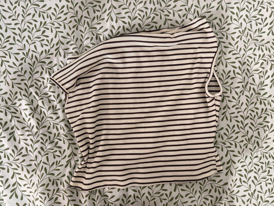 Off shoulder top (Category: Blouses) located in Manila. Submitted by ynasbr (Listing ID 1460787806, Image 1). Description: decluttering :)).