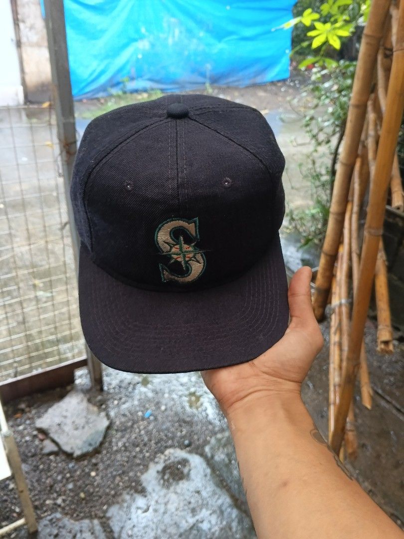 OG LOGO SEATTLE MARINERS 1TONE WOOL SS WHITE TAG (Category: Coats, Jackets and Outerwear) located in Manila. Submitted by zenyorhito (Listing ID 1460770739, Image 3). Description: honest issue - snap at malapit na matanggal yung ss tag pero visible pa tsaka need wash.