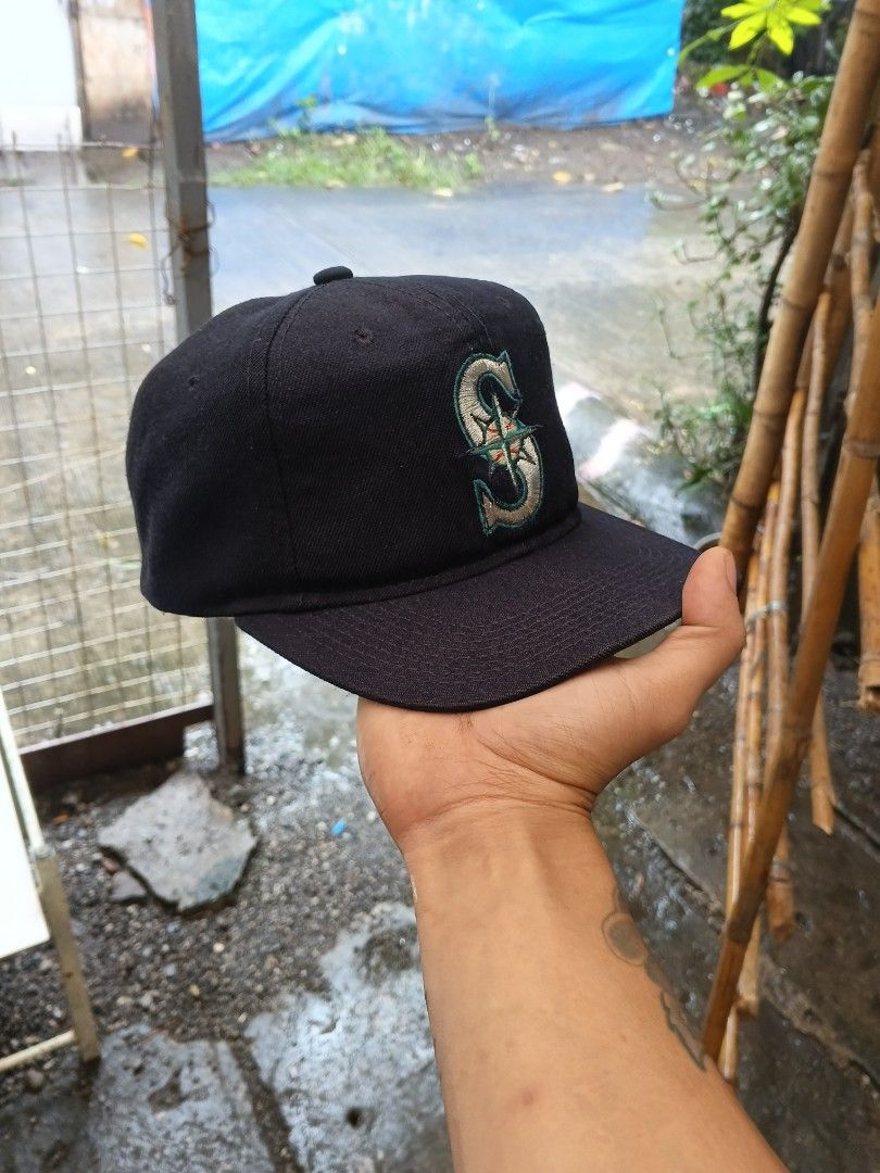 OG LOGO SEATTLE MARINERS 1TONE WOOL SS WHITE TAG (Category: Coats, Jackets and Outerwear) located in Manila. Submitted by zenyorhito (Listing ID 1460770739, Image 2). Description: honest issue - snap at malapit na matanggal yung ss tag pero visible pa tsaka need wash.