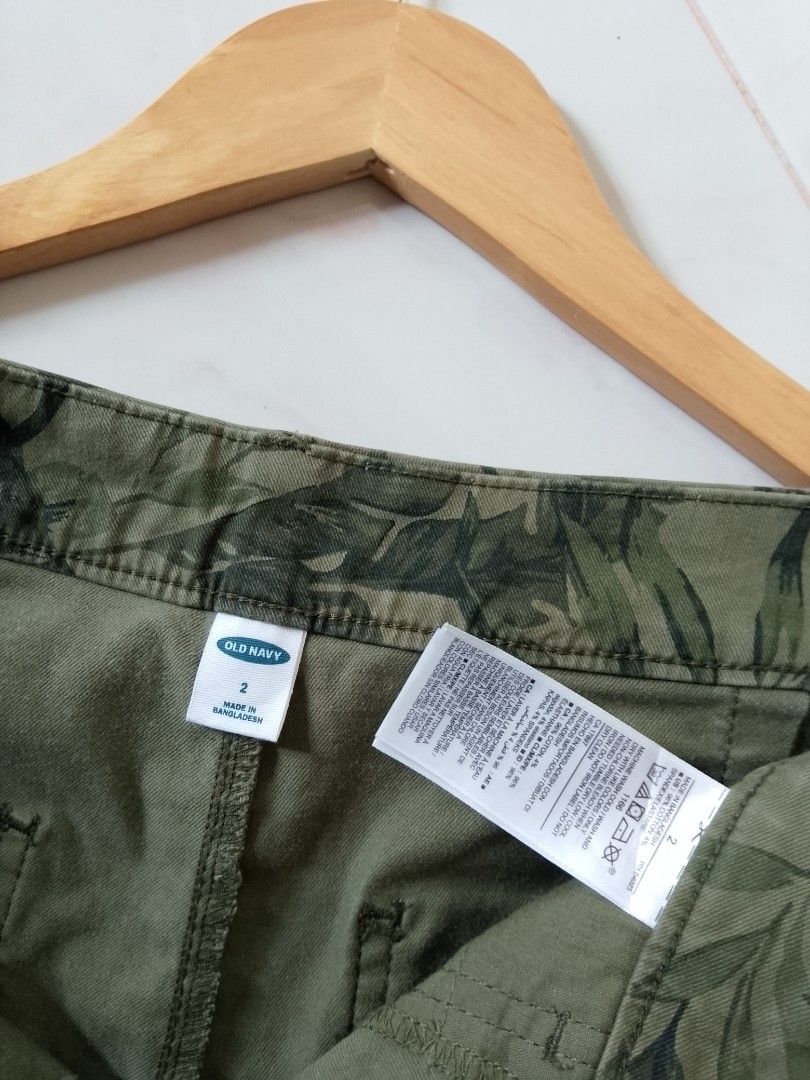 OLD NAVY -green leaf shorts (Category: Shorts) located in Batangas. Submitted by 68.thrifts (Listing ID 1460826990, Image 3). Description: size: 29 x 12 -good condi. -no issue -no pinhole.