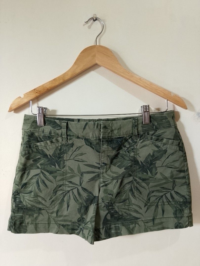 OLD NAVY -green leaf shorts (Category: Shorts) located in Batangas. Submitted by 68.thrifts (Listing ID 1460826990, Image 1). Description: size: 29 x 12 -good condi. -no issue -no pinhole.