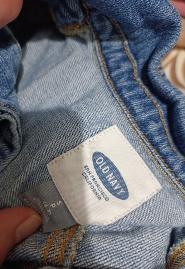 Old Navy Kids Denim Jacket Size S preloved (Category: Babies & Kids Fashion) located in Cabanatuan. Submitted by haruonshop (Listing ID 1460804500, Image 2). Description: Preloved 🇨🇦 - Classic blue denim jacket from Old Navy - Button-up front with collar - Two chest pockets with button closures - Long sleeves with button cuffs - Great for layering and everyday wear pinagkaliitan na ni pamngkin fresh from 🇨🇦 hindi galgal dm me.. .