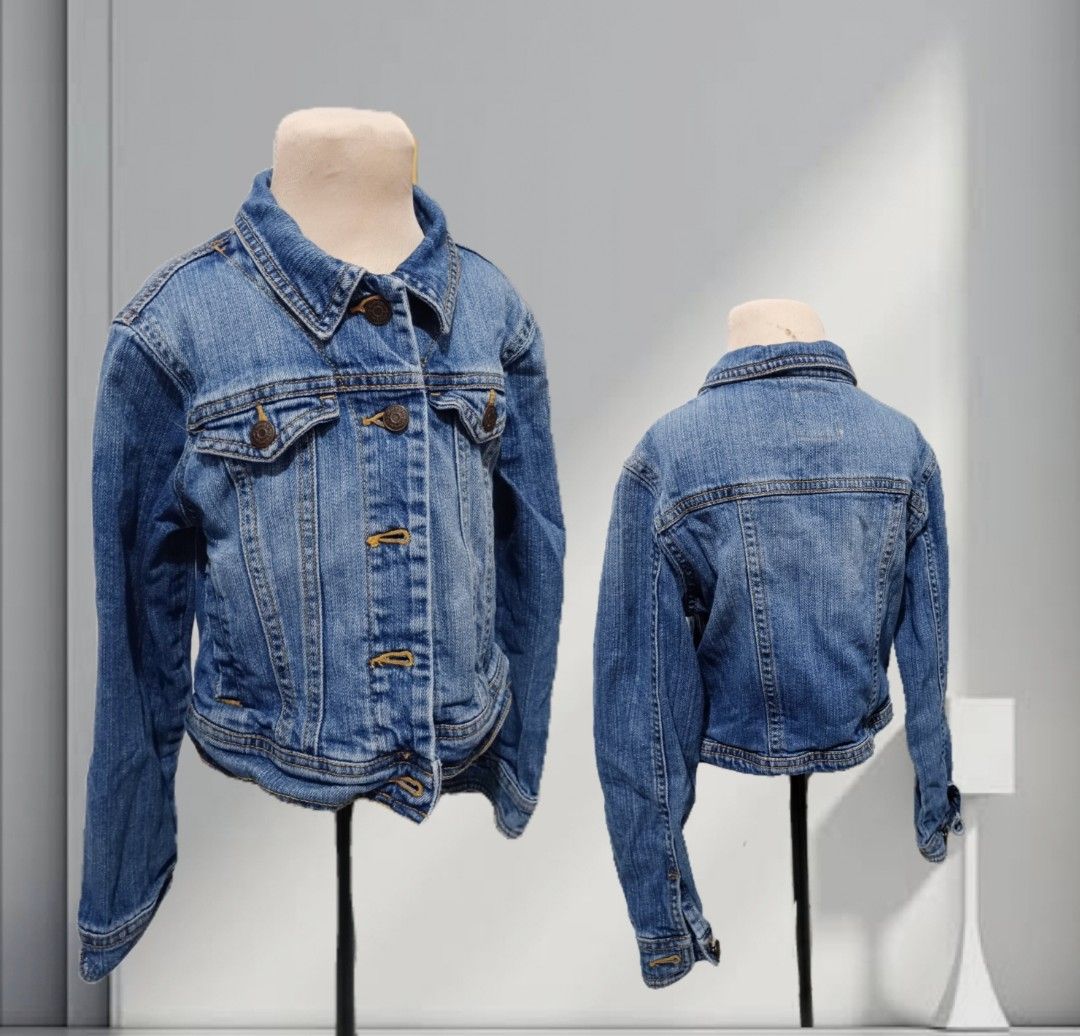 Old Navy Kids Denim Jacket Size S preloved (Category: Babies & Kids Fashion) located in Cabanatuan. Submitted by haruonshop (Listing ID 1460804500, Image 1). Description: Preloved 🇨🇦 - Classic blue denim jacket from Old Navy - Button-up front with collar - Two chest pockets with button closures - Long sleeves with button cuffs - Great for layering and everyday wear pinagkaliitan na ni pamngkin fresh from 🇨🇦 hindi galgal dm me.. .