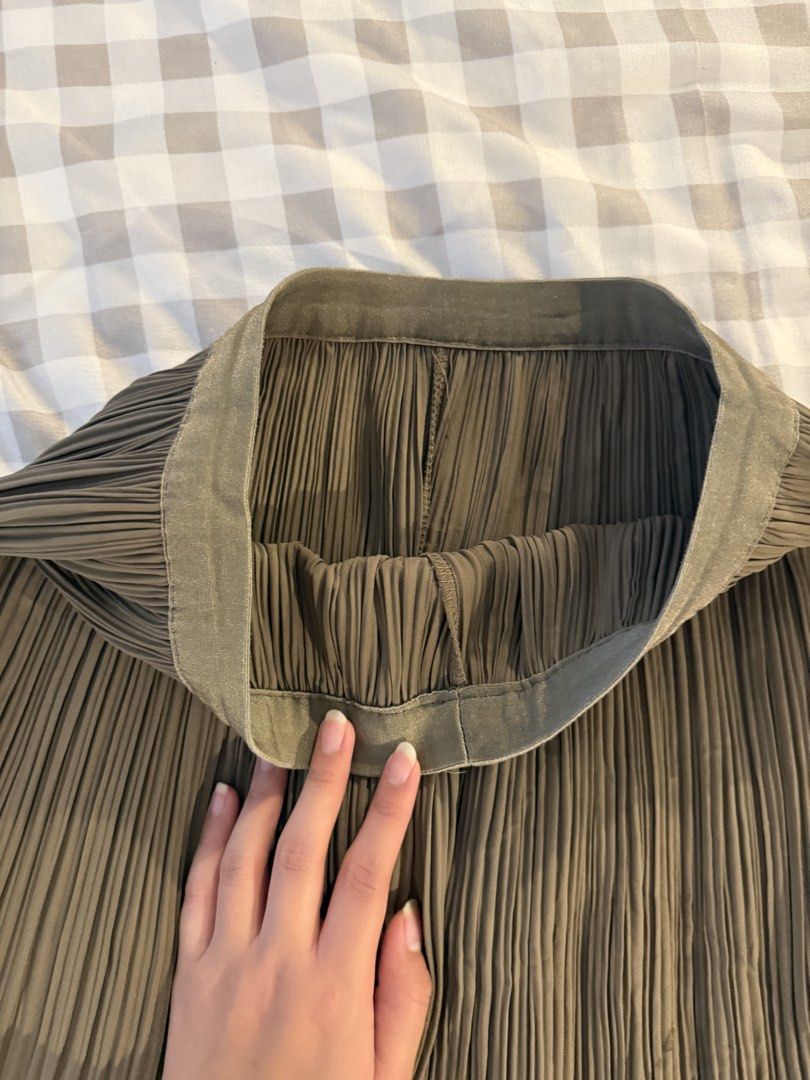 Olive Green Pleated Midi Skirt (Category: Skirts) located in Muntinlupa City. Submitted by addielejano (Listing ID 1460734876, Image 3). Description: - Olive green midi skirt - Features pleats for a stylish look - Comfortable elastic waistband - Highly versatile: dress up or down - Perfect for casual outings or office wear.