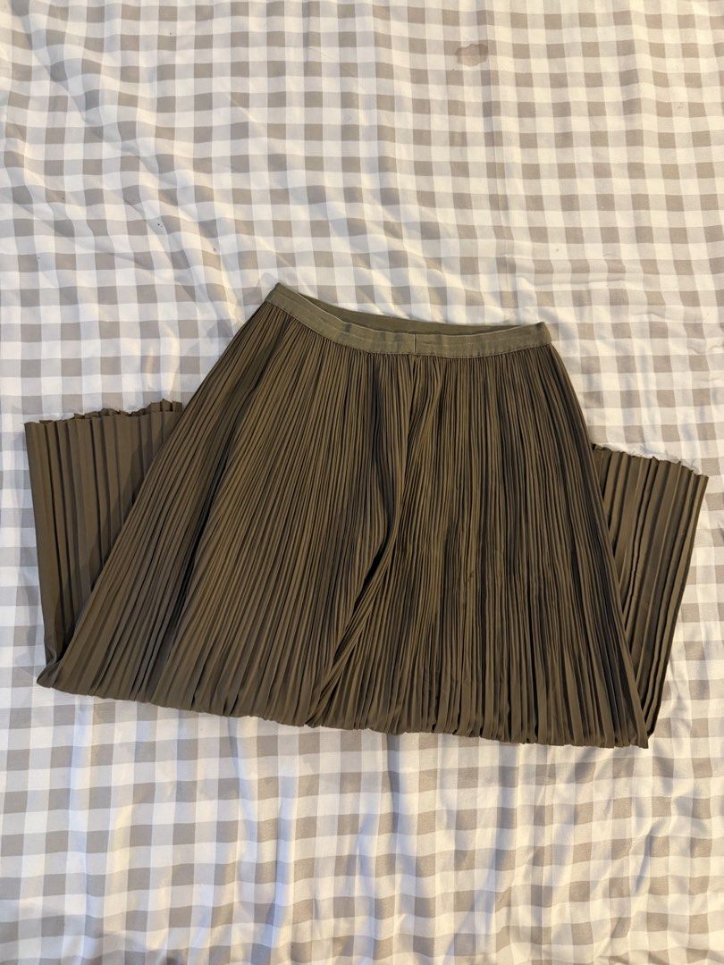 Olive Green Pleated Midi Skirt (Category: Skirts) located in Muntinlupa City. Submitted by addielejano (Listing ID 1460734876, Image 1). Description: - Olive green midi skirt - Features pleats for a stylish look - Comfortable elastic waistband - Highly versatile: dress up or down - Perfect for casual outings or office wear.