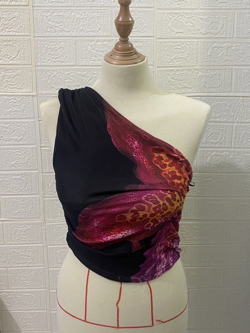 One sleeve summer top 🌺 (Category: Sleeveless) located in Manila. Submitted by junsakura (Listing ID 1460856414, Image 1). Description: Size M but can fit up to L! (stretch) Like new and no issues :)) Lalamove by buyer.