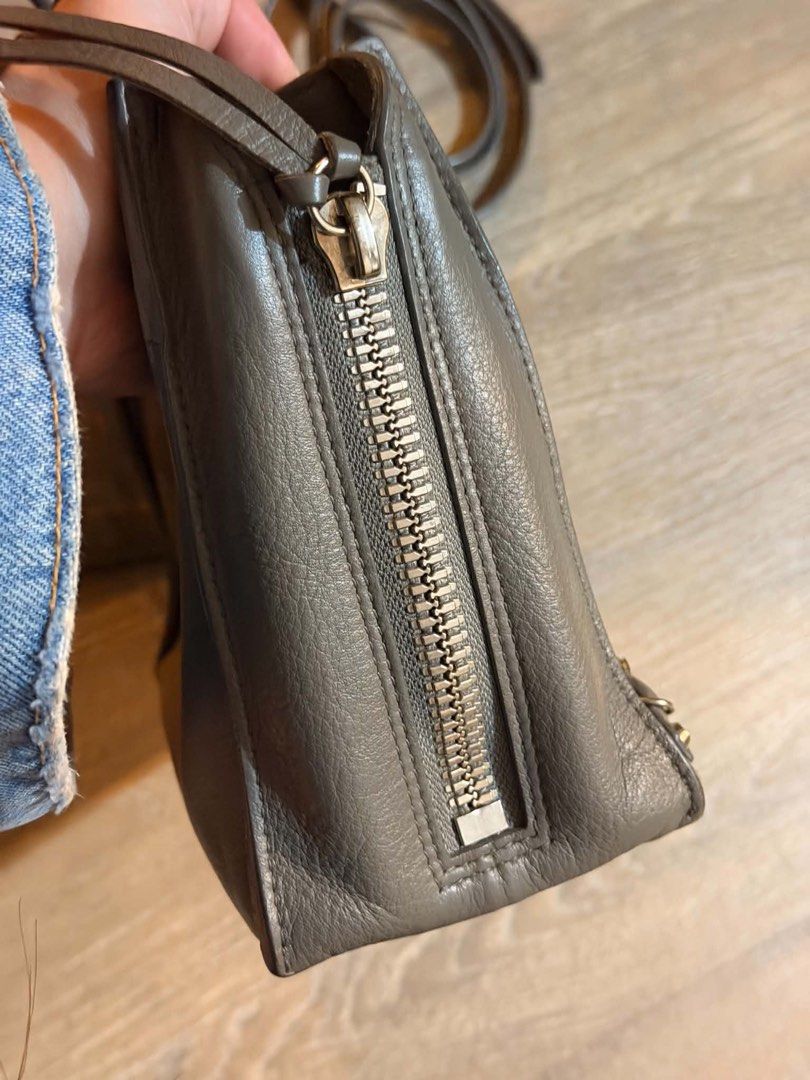 Original Balenciaga Papier Gray Bag (Category: Luxury Bags & Wallets) located in Cavite. Submitted by authenticbagshavenbyvalg (Listing ID 1460884954, Image 3). Description: Original 💯 very good condition minor lip area flaws no major issue.