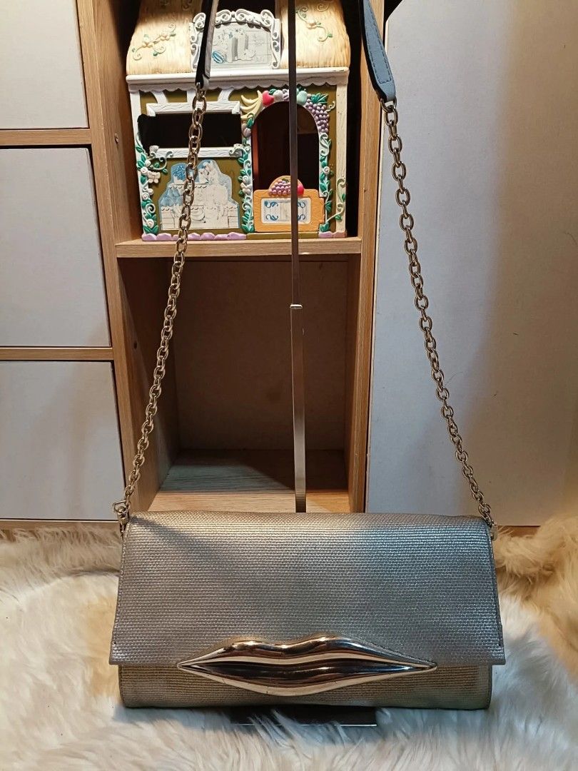 Original Diane Von Furstenberg (Category: Shoulder Bags) located in Caloocan City. Submitted by secondhand_shop2 (Listing ID 1460802816, Image 1). Description: Sale❗️Sale❗️Sale❗️ Original Diane Von Furstenberg Medium Unique lips-shaped clasp Chain strap Genuine leather trim 📌First to pay!.