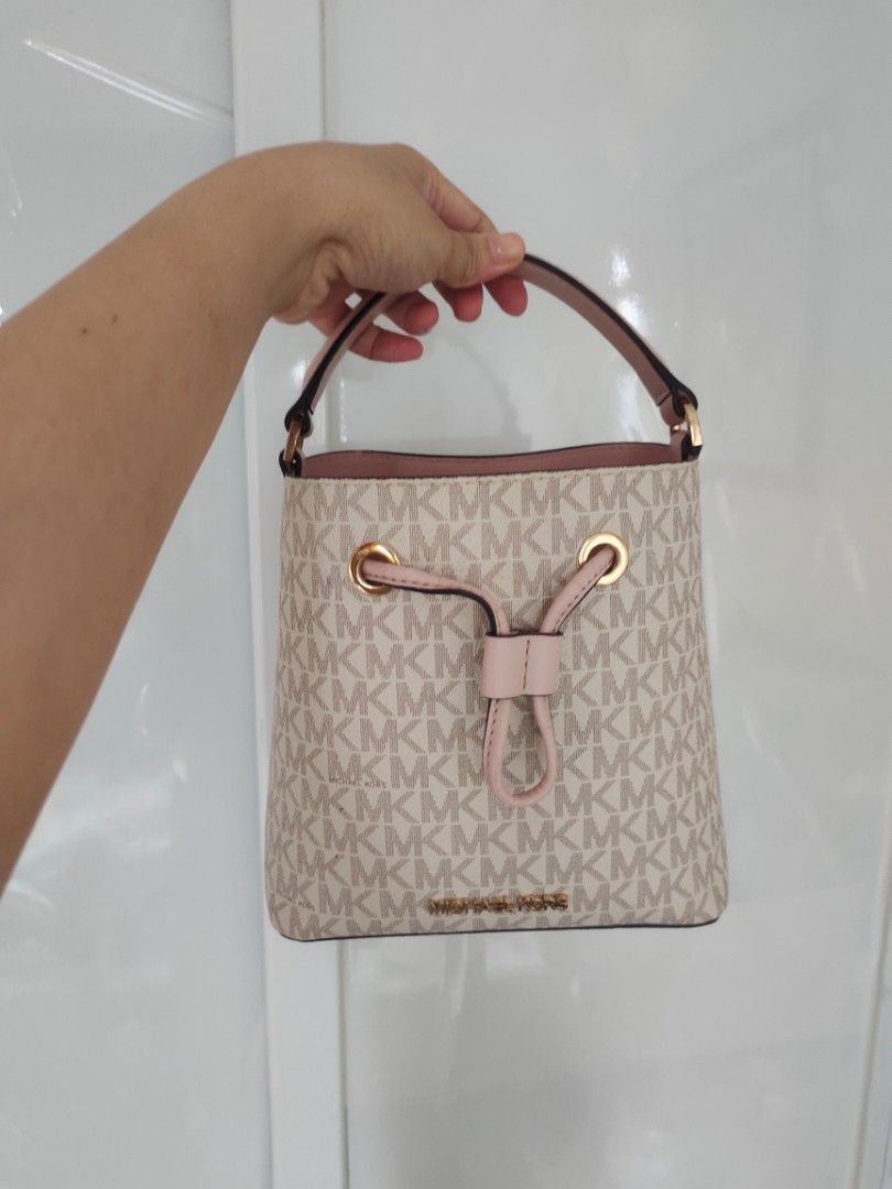 Original Michael kors Suri (Category: Cross-body Bags) located in Aliaga. Submitted by kmapparel (Listing ID 1460720984, Image 1). Description: .