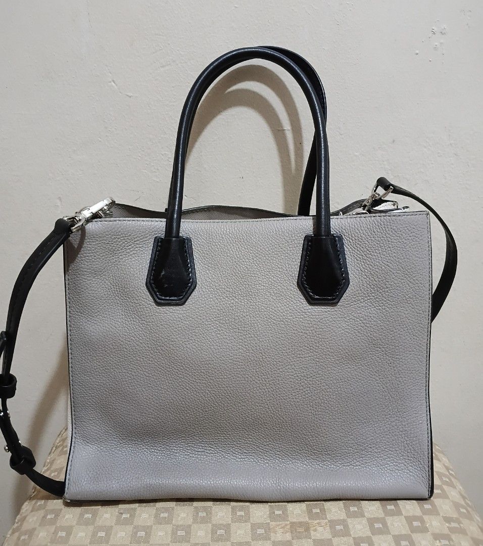 Original Michael MKors 2 way (Category: Luxury Bags & Wallets) located in Rizal. Submitted by leignarose0shoppe (Listing ID 1460719070, Image 2). Description: .