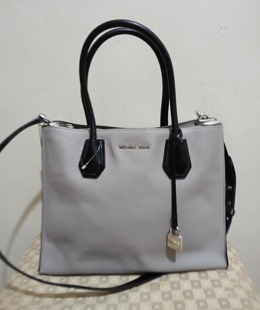 Original Michael MKors 2 way (Category: Luxury Bags & Wallets) located in Rizal. Submitted by leignarose0shoppe (Listing ID 1460719070, Image 1). Description: .