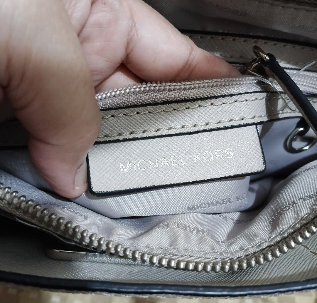 Original Michael MKors 2 way (Category: Luxury Bags & Wallets) located in Rizal. Submitted by leignarose0shoppe (Listing ID 1460719070, Image 3). Description: .