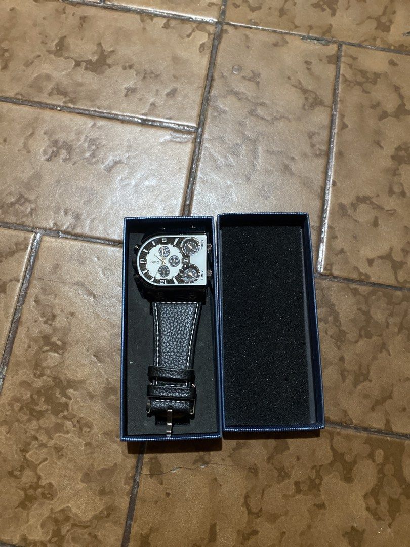 Oulm Stainless Steel Back Watch (Category: Men's Watches) located in Cainta. Submitted by narraveranda (Listing ID 1460875153, Image 1). Description: - Battery needs fixing.