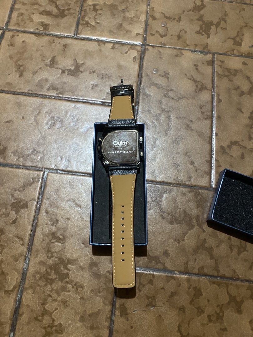 Oulm Stainless Steel Back Watch (Category: Men's Watches) located in Cainta. Submitted by narraveranda (Listing ID 1460875153, Image 2). Description: - Battery needs fixing.
