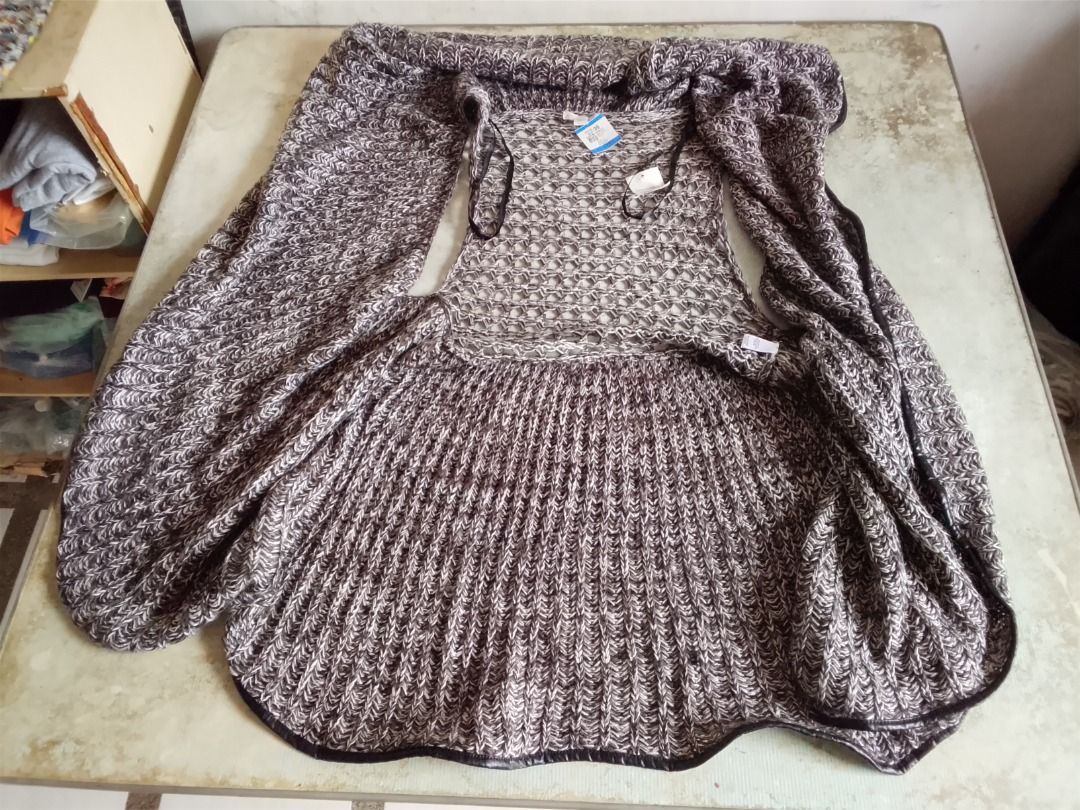 Outwear US BNEWTAG (Category: Coats, Jackets and Outerwear) located in Los Banos. Submitted by mania-62906 (Listing ID 1460789200, Image 2). Description: BNewtag. US Large. Excellent condition. Knits.