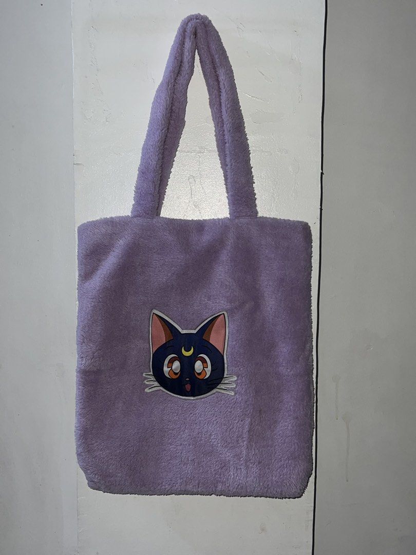 OXYGEN Sailor Moon Plush Tote Bag Lilac (Category: Tote Bags) located in Manila. Submitted by asa68984 (Listing ID 1460881479, Image 1). Description: - Adorable lilac plush tote bag - Features a cute Sailor Moon cat design - Brand: OXYGEN - Proudly made in the Philippines - Stylish black satin interior lining - Perfect for carrying your daily essentials - Comes with original tags attached.