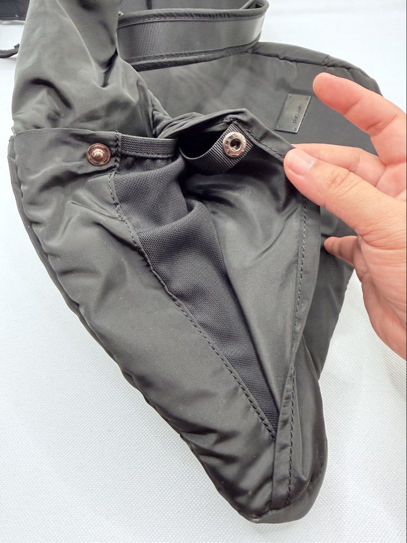 Pacsafe Orig Sling Bag (Category: Cross-body Bags) located in Quezon City. Submitted by ajandstevenshopscorner (Listing ID 1460464226, Image 3). Description: May side compartments Spacious .