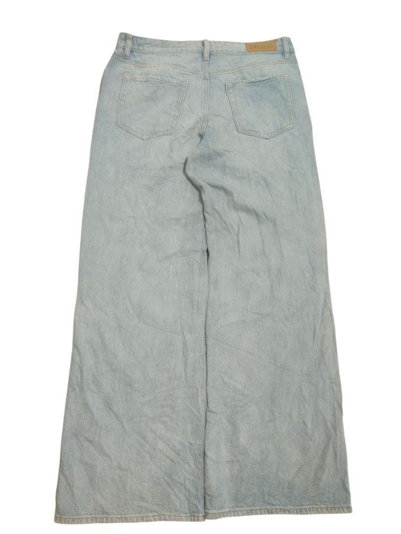 PacSun Casey Low Rise Wide Leg Baggy Jeans Light Wash Denim Size 29(Free Shipping) (Category: Jeans) located in Cavite. Submitted by gii.flips (Listing ID 1460841762, Image 2). Description: Waist: 16.5 inchs L: 42 inchs issue: medyo madumi lang laba lang Condition: Very Good Style Name: Casey Low Rise Baggy Fit: Slouchy, puddle pants, skater, ultra wide-leg, oversized Wash: Light indigo wash, faded blue, bleached denim Material: 100% Cotton rigid