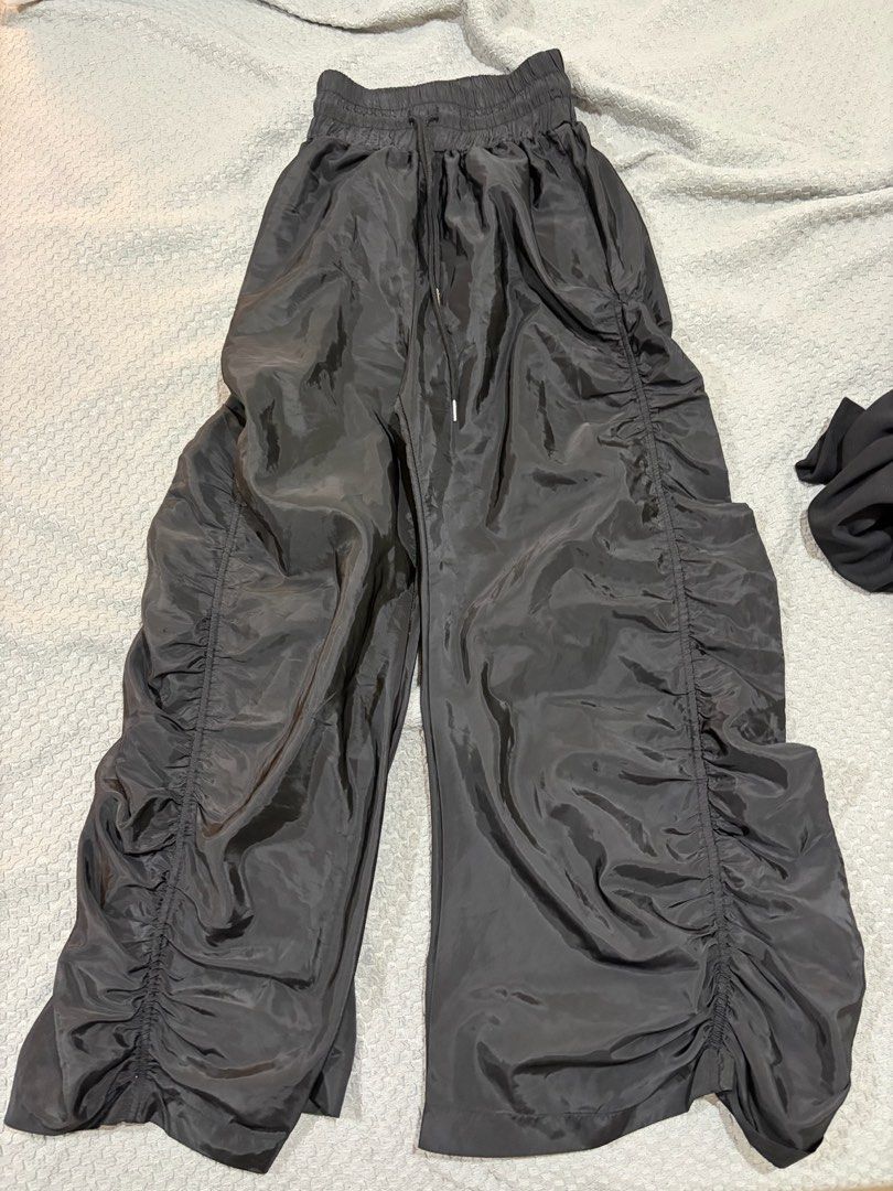 Parachute Pants (Category: Other Bottoms) located in Bacoor. Submitted by safecloud.a52cfe (Listing ID 1460873419, Image 1). Description: No issues W - 18 Stretchable Height reference: 5’5 Used once Purchased in Japan Location: Bacoor Cavite .