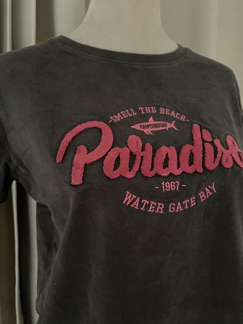 Paradise Water Gate Bay Tee (Category: Shirts) located in Cainta. Submitted by zlove111 (Listing ID 1460730805, Image 2). Description: - Grey t-shirt with 'Paradise' graphic print - Features text: 'Smell the Beach', '1967', 'Water Gate Bay' - Graphic has a unique textured feel - Classic short sleeves and crew neck design - Ideal for everyday casual wear medium 19l cotto fabric .