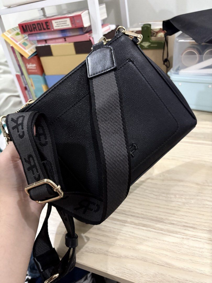 Parfois Shoulder Bag (Category: Shoulder Bags) located in Rizal. Submitted by itslun4a (Listing ID 1460829732, Image 3). Description: RFS: Decluttering Original Price: ₱3500.