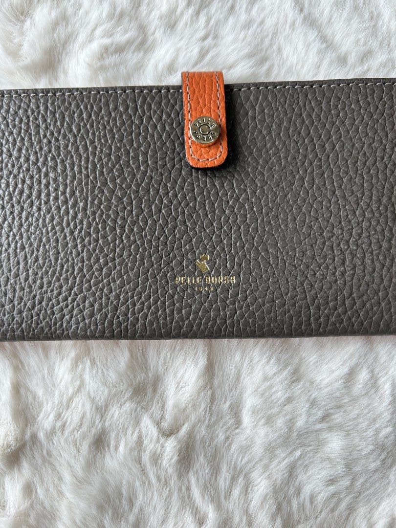 Pelle Borsa Slim Wallet (Category: Wallets & Card holders) located in San Fernando. Submitted by maindaysanik2x (Listing ID 1460763804, Image 3). Description: Market Price ₱7600 Selling price ₱3000 FREE: Height: 9.5cm, Width: 20cm, Depth: 1cm, Number of card pockets: 6cm.