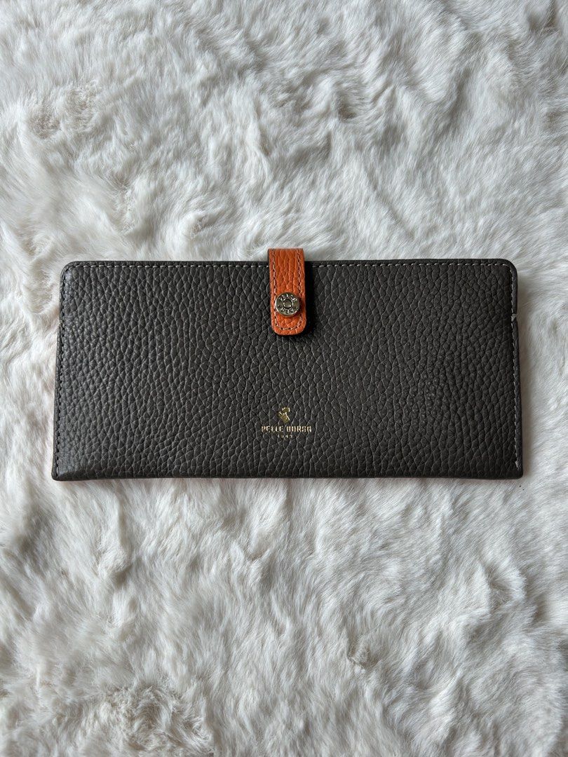 Pelle Borsa Slim Wallet (Category: Wallets & Card holders) located in San Fernando. Submitted by maindaysanik2x (Listing ID 1460763804, Image 1). Description: Market Price ₱7600 Selling price ₱3000 FREE: Height: 9.5cm, Width: 20cm, Depth: 1cm, Number of card pockets: 6cm.