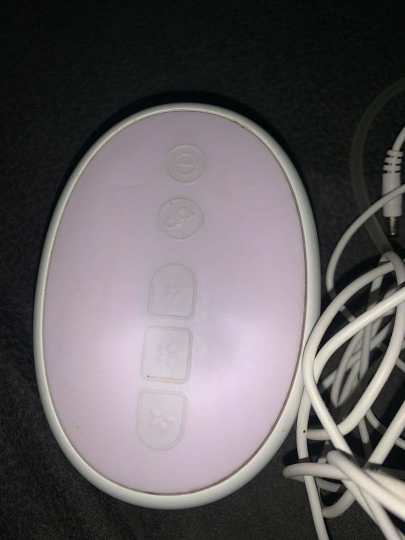 Philips Avent Electric Breast Pump with Bag (Category: Breastfeeding & Bottle Feeding) located in Manila. Submitted by puffypom_ (Listing ID 1460740488, Image 2). Description: - Philips Avent electric breast pump - Includes: main unit, tubing, breast shield, power adapter, and Avent storage bag - Features multiple settings for comfort and efficiency - Ideal for breastfeeding mothers - Tested and confirmed working.