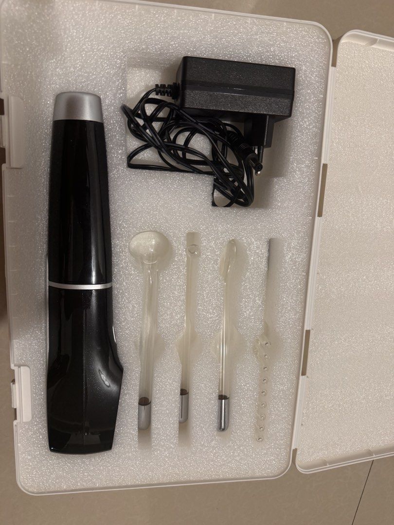 Portable High Frequency Wand (Category: Face Care) located in Makati City. Submitted by dionne060 (Listing ID 1460864646, Image 3). Description: Frequency wand with 3 attachments Bought from lza Like new pa and may plastic seal pa ung screen RFS: decluttering Great for acne care with comb attachment for your scalp.