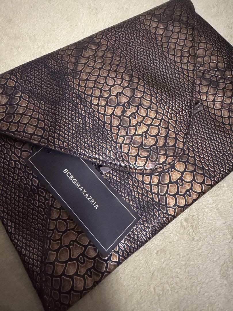 Preloved BCBGMax Azria (Category: Clutches) located in Manila. Submitted by onwrd_frwrd (Listing ID 1460888370, Image 1). Description: Preloved envelope clutch Now selling from my collection. @Php 900 Buy smart, waste less. Pass it ONWRD>> Let the story continue. 📍North/West Fairview, Quezon City. Please arrange your delivery upon payment. Preloved, cared items. Expect some wear & tear too.🌸 .