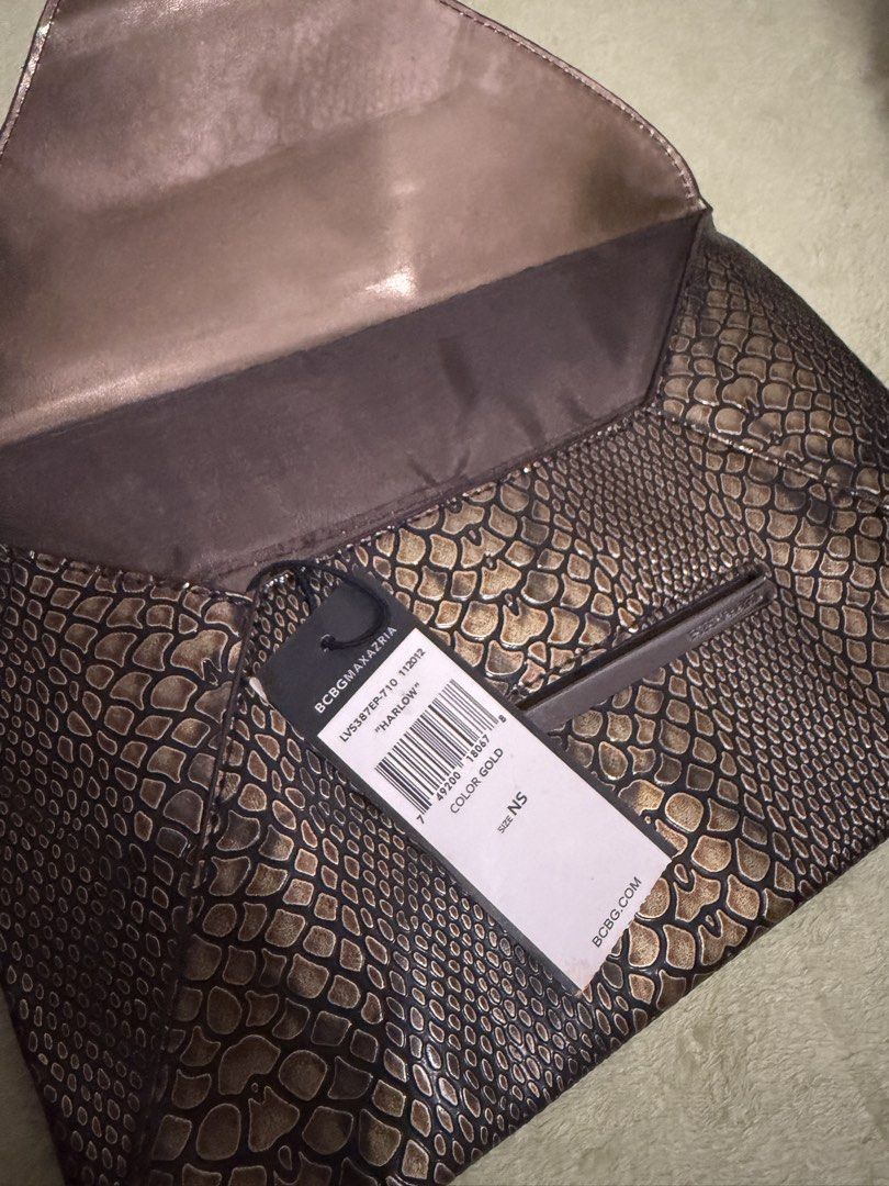 Preloved BCBGMax Azria (Category: Clutches) located in Manila. Submitted by onwrd_frwrd (Listing ID 1460888370, Image 3). Description: Preloved envelope clutch Now selling from my collection. @Php 900 Buy smart, waste less. Pass it ONWRD>> Let the story continue. 📍North/West Fairview, Quezon City. Please arrange your delivery upon payment. Preloved, cared items. Expect some wear & tear too.🌸 .