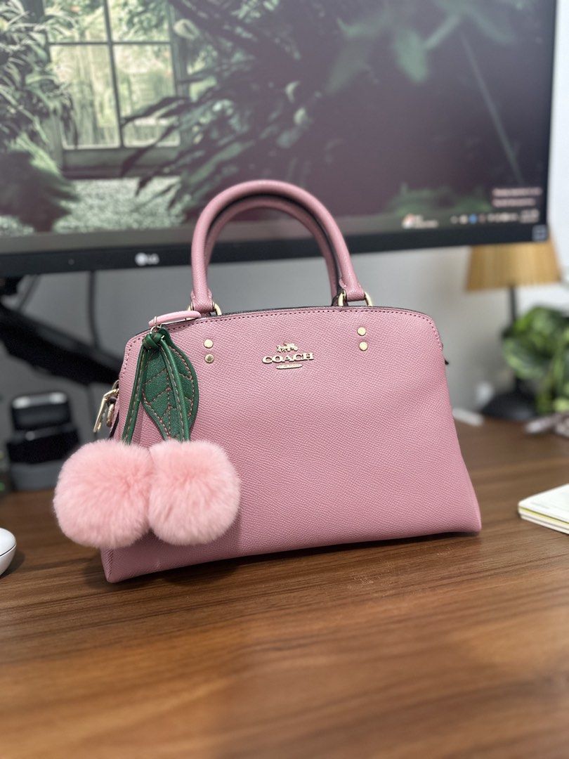 Preloved Coach Lillie Carryall (Category: Cross-body Bags) located in Manila. Submitted by ivyabs (Listing ID 1460881869, Image 1). Description: Cainta, Rizal Authentic, with sign of usage but still in great condition Two way: Cross Body and handbag Decluttering and also need funds.