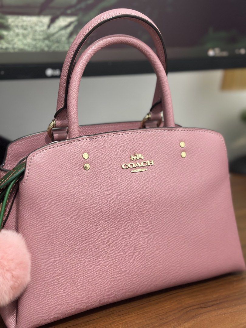 Preloved Coach Lillie Carryall (Category: Cross-body Bags) located in Manila. Submitted by ivyabs (Listing ID 1460881869, Image 2). Description: Cainta, Rizal Authentic, with sign of usage but still in great condition Two way: Cross Body and handbag Decluttering and also need funds.