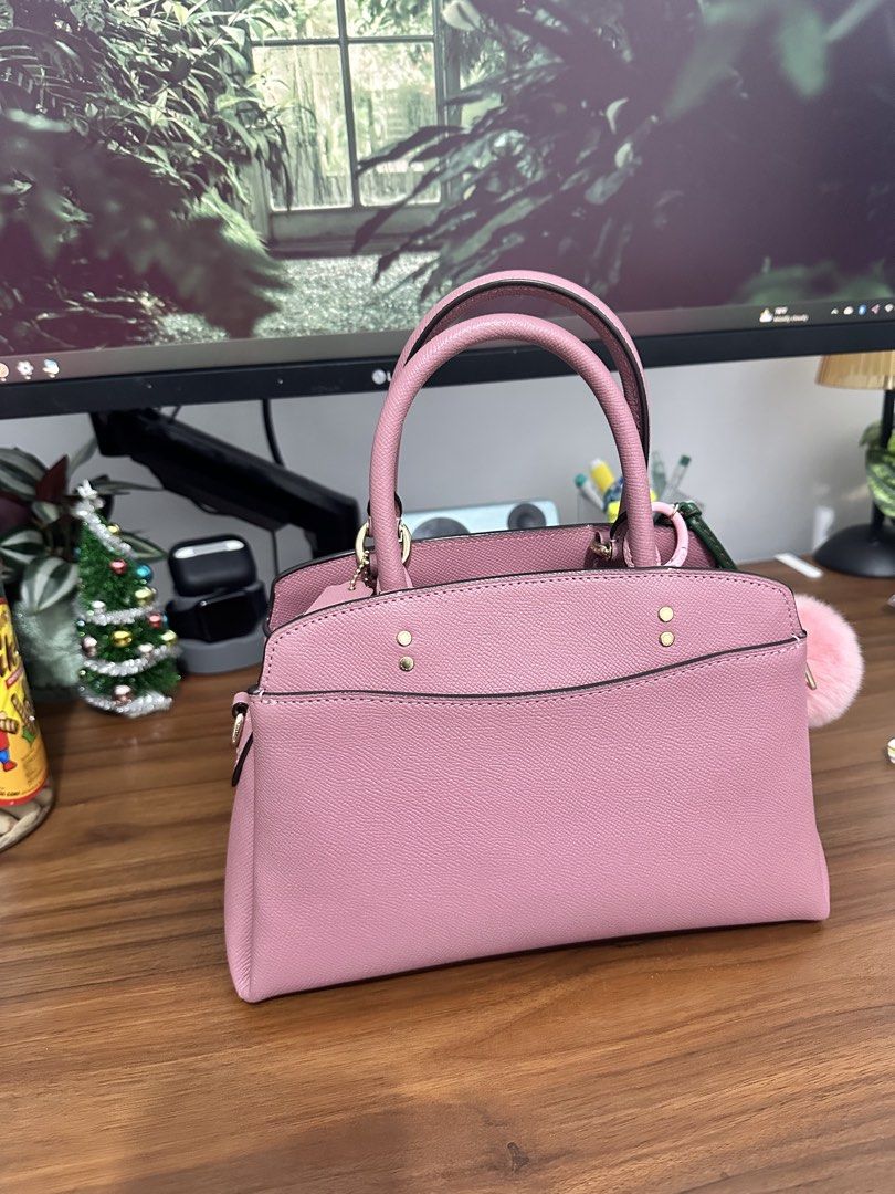 Preloved Coach Lillie Carryall (Category: Cross-body Bags) located in Manila. Submitted by ivyabs (Listing ID 1460881869, Image 3). Description: Cainta, Rizal Authentic, with sign of usage but still in great condition Two way: Cross Body and handbag Decluttering and also need funds.